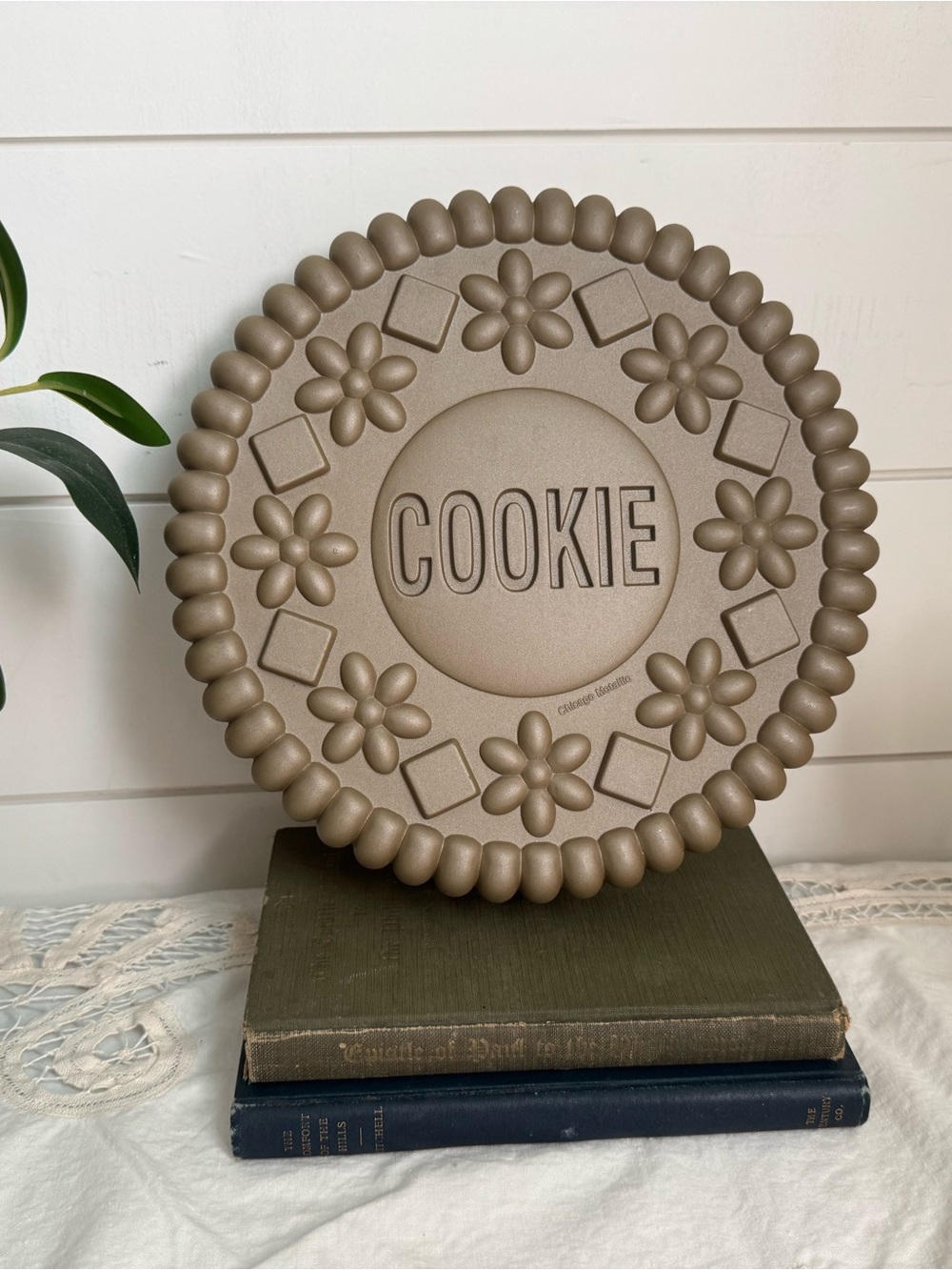 Decorative Cookie-Shaped Baking Mold in Taupe